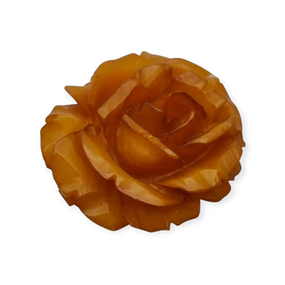 Broche redondo vintage de rosa tallado en baquelita ámbar circa 1930.