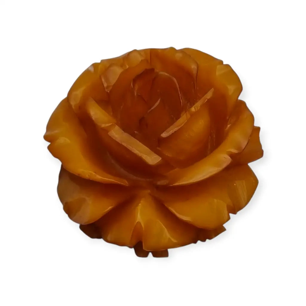 Broche redondo vintage de rosa tallado en baquelita ámbar circa 1930.