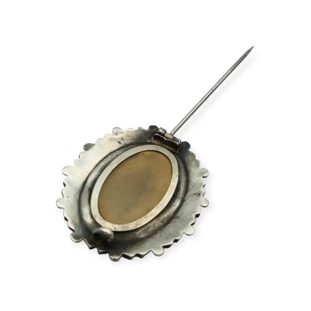 Broche relicario victoriano en plata de ley con flores relieve. Circa 1910.