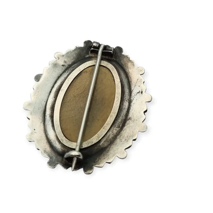 Broche relicario victoriano en plata de ley con flores relieve. Circa 1910.