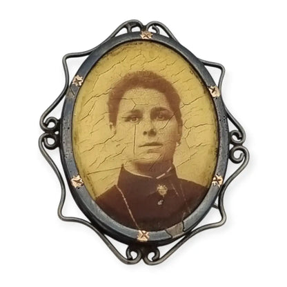 Broche Victoriano antiguo con retrato fotográfico ovalado en marco metálico