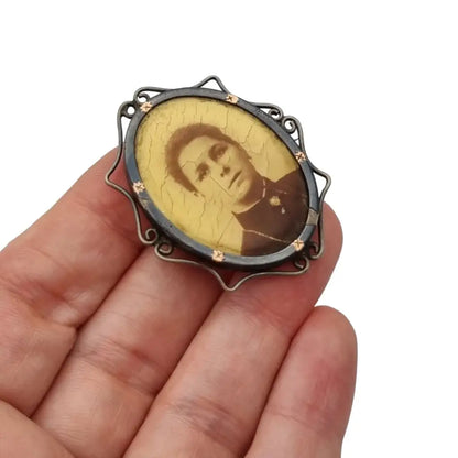 Broche Victoriano antiguo con retrato fotográfico ovalado en marco metálico