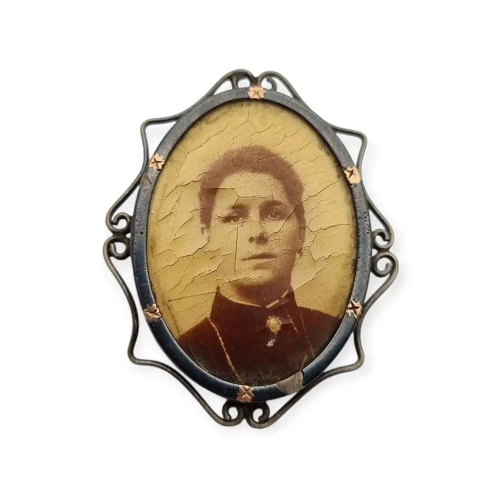 Broche Victoriano antiguo con retrato fotográfico ovalado en marco metálico