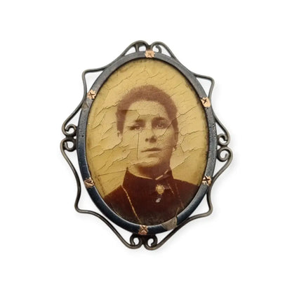 Broche Victoriano antiguo con retrato fotográfico ovalado en marco metálico