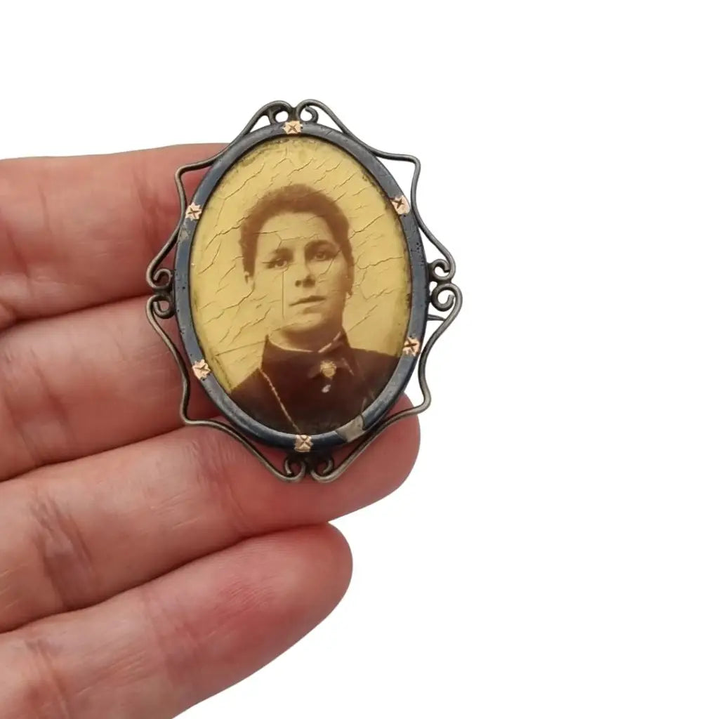 Broche Victoriano antiguo con retrato fotográfico ovalado en marco metálico