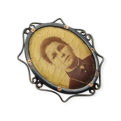 Broche Victoriano antiguo con retrato fotográfico ovalado en marco metálico