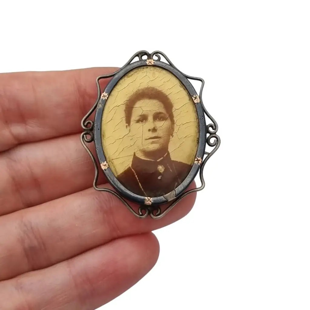 Broche Victoriano antiguo con retrato fotográfico ovalado en marco metálico
