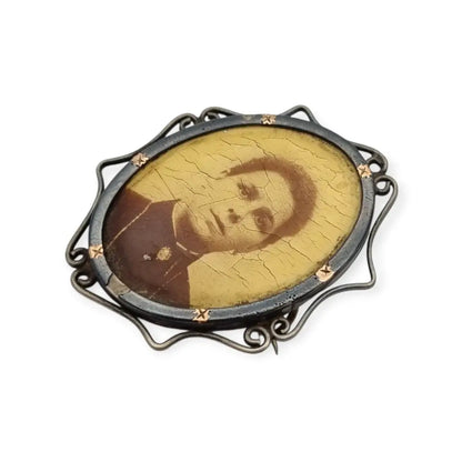 Broche Victoriano antiguo con retrato fotográfico ovalado en marco metálico
