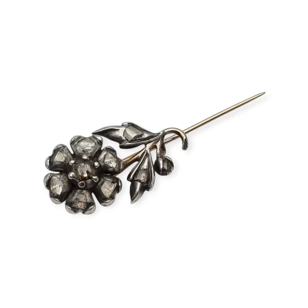 Broche victoriano de flor con diamantes en oro y plata 14 quilates circa