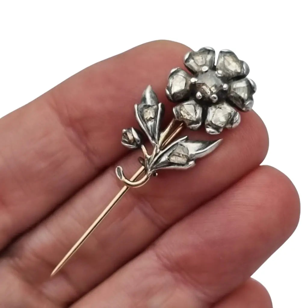 Broche victoriano de flor con diamantes en oro y plata 14 quilates circa