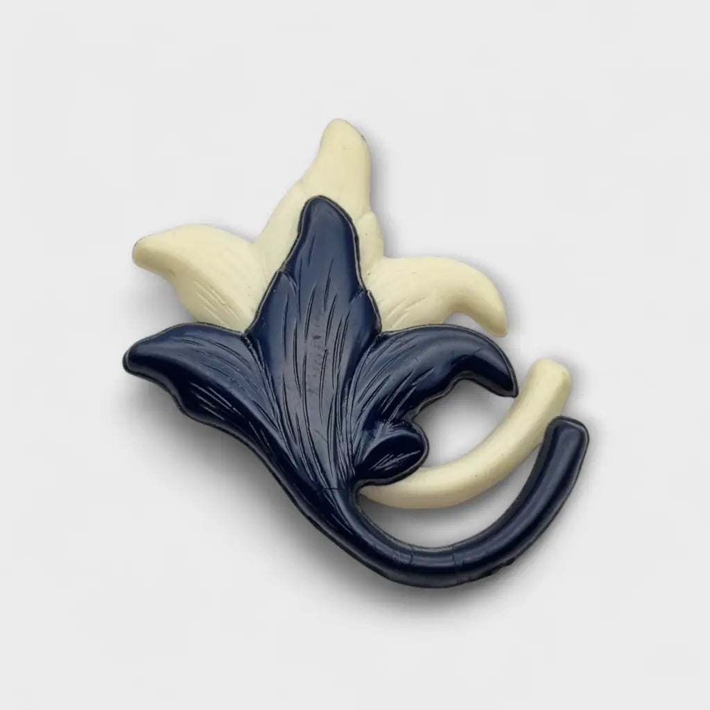 Broche vintage años 50 60 en plástico azul marino y beige con diseño floral