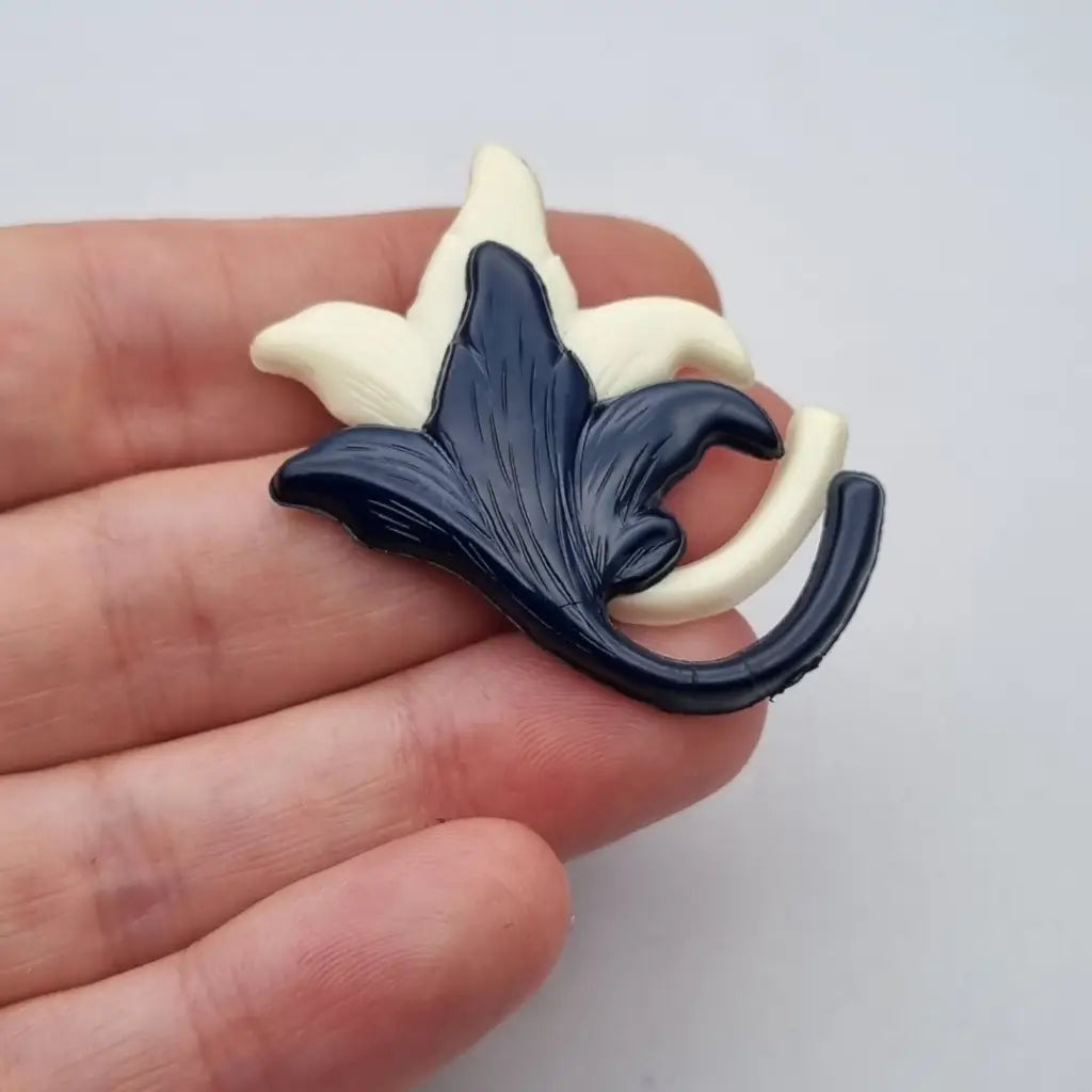 Broche vintage años 50 60 en plástico azul marino y beige con diseño floral