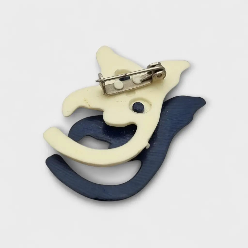 Broche vintage años 50 60 en plástico azul marino y beige con diseño floral