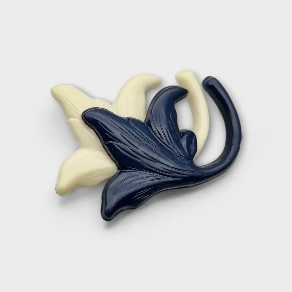 Broche vintage años 50 60 en plástico azul marino y beige con diseño floral