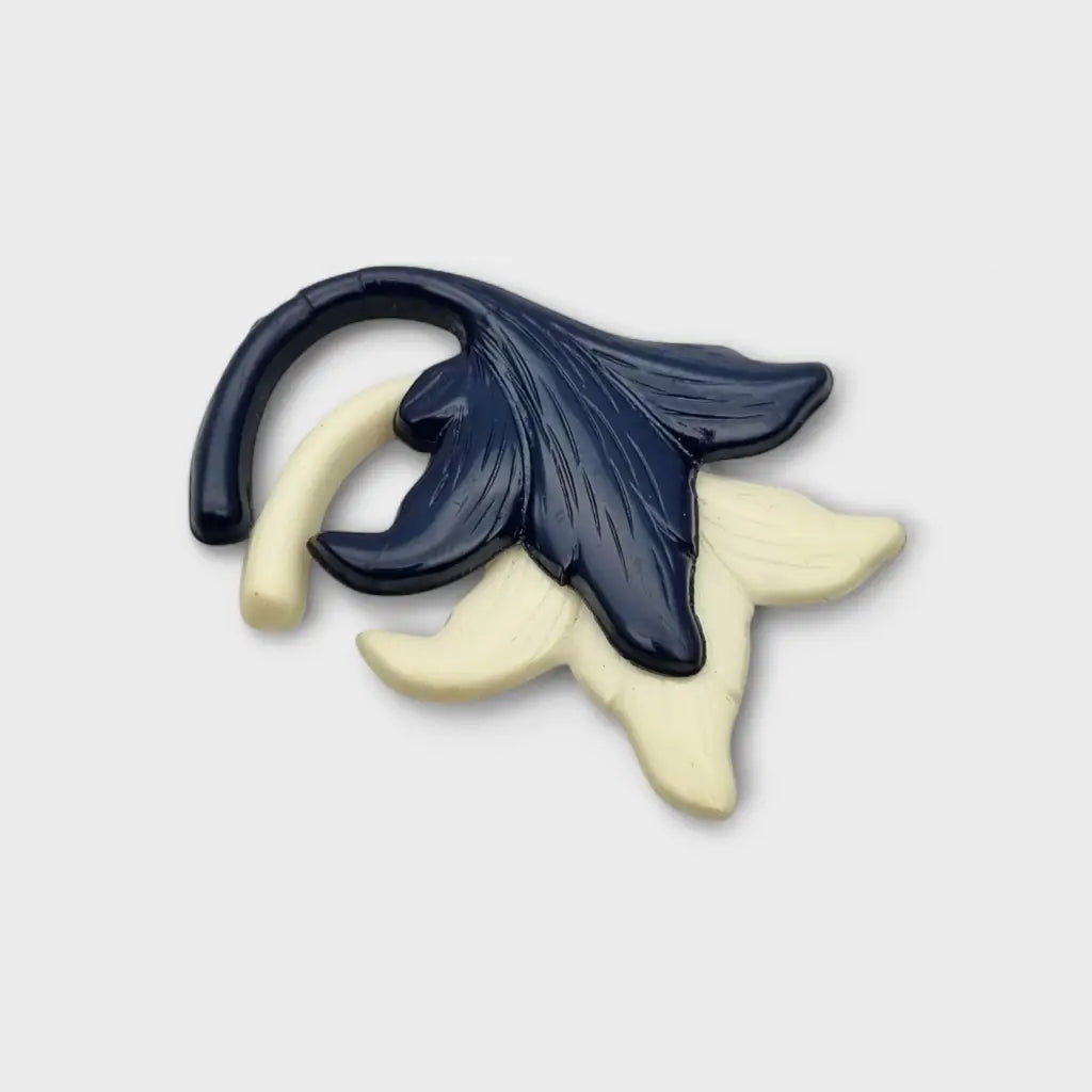 Broche vintage años 50 60 en plástico azul marino y beige con diseño floral