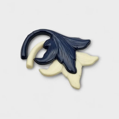 Broche vintage años 50 60 en plástico azul marino y beige con diseño floral