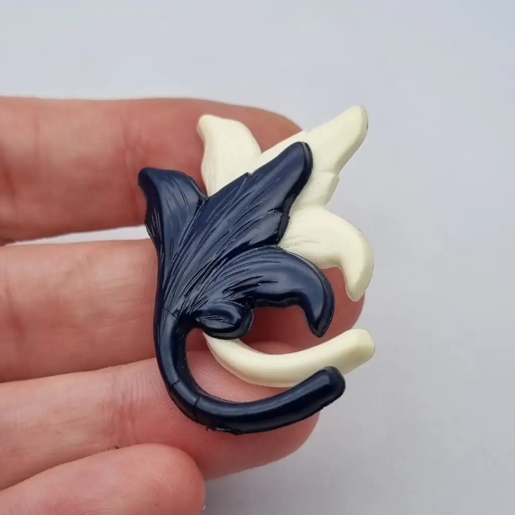 Broche vintage años 50 60 en plástico azul marino y beige con diseño floral