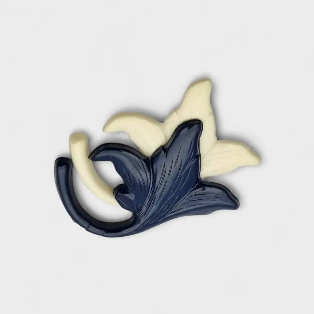 Broche vintage años 50 60 en plástico azul marino y beige con diseño floral