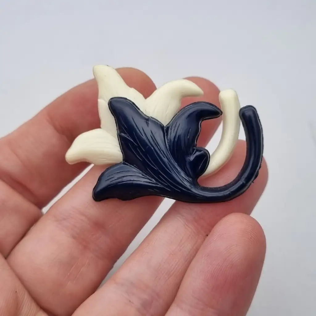 Broche vintage años 50 60 en plástico azul marino y beige con diseño floral