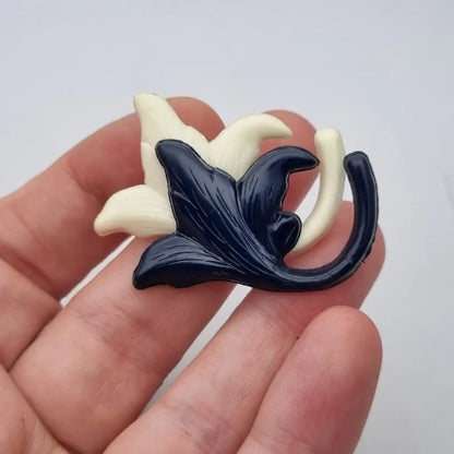 Broche vintage años 50 60 en plástico azul marino y beige con diseño floral