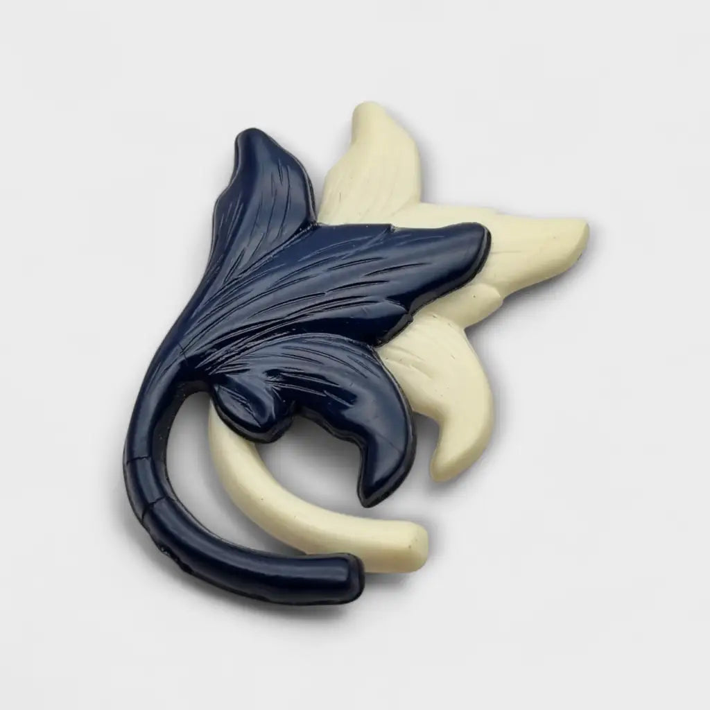 Broche vintage años 50 60 en plástico azul marino y beige con diseño floral