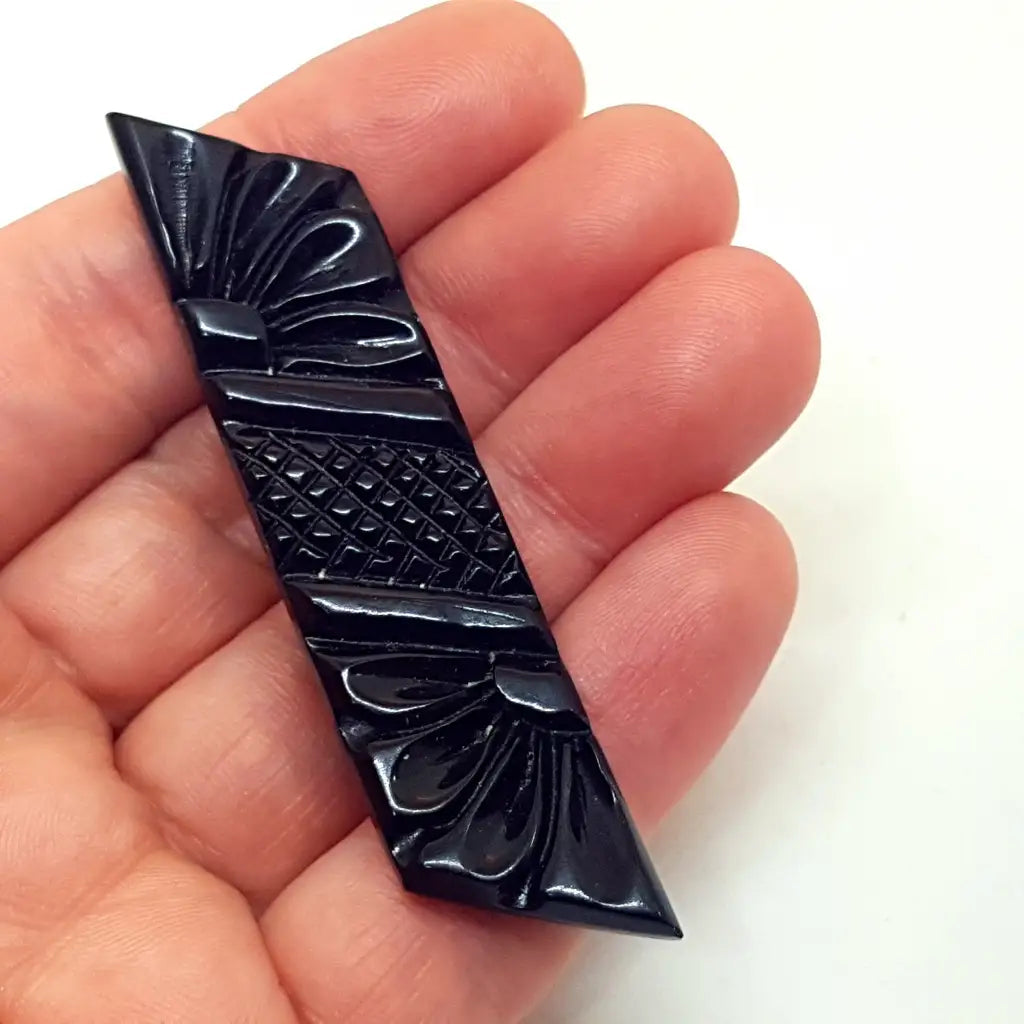 Broche vintage de baquelita negra tallas geométricas para la solapa