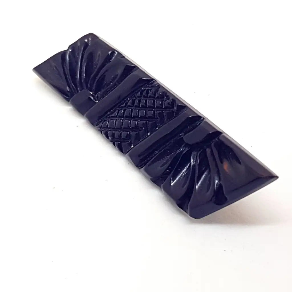 Broche vintage de baquelita negra tallas geométricas para la solapa