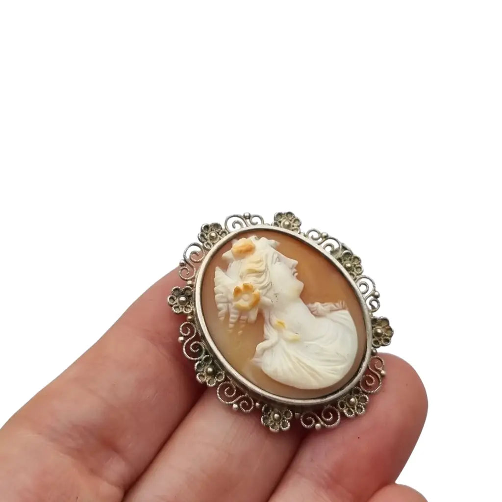 Broche vintage con camafeo ovalado y marco de filigrana floral en plata