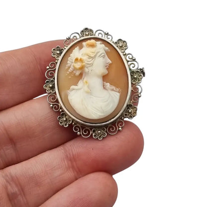 Broche vintage con camafeo ovalado y marco de filigrana floral en plata