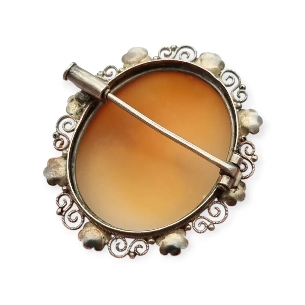 Broche vintage con camafeo ovalado y marco de filigrana floral en plata