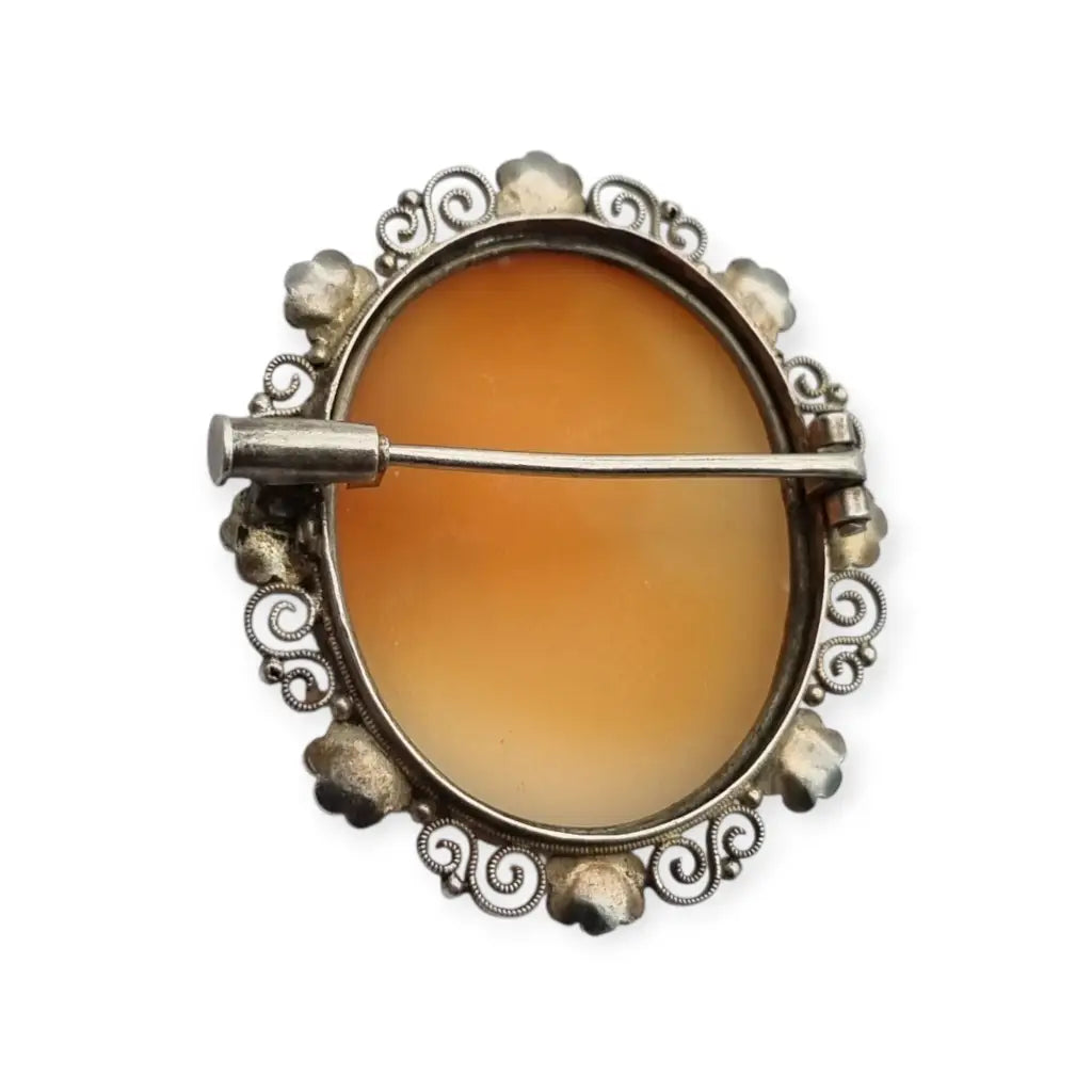 Broche vintage con camafeo ovalado y marco de filigrana floral en plata