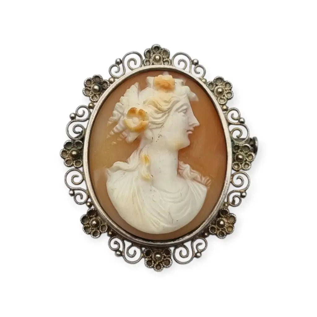 Broche vintage con camafeo ovalado y marco de filigrana floral en plata