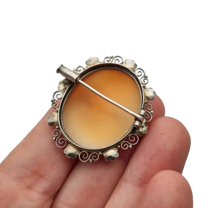 Broche vintage con camafeo ovalado y marco de filigrana floral en plata