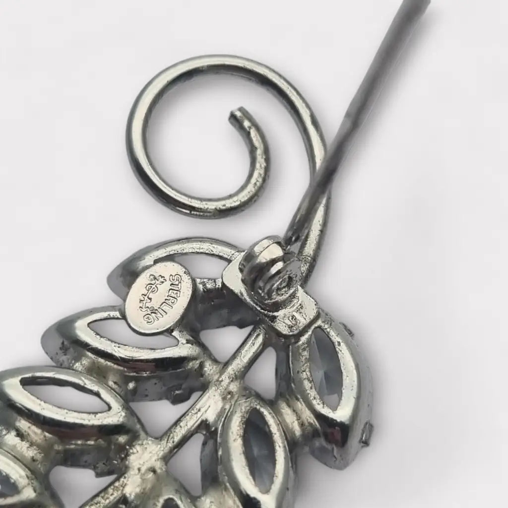 Broche vintage Carl Art de plata ley 925 con cristales y diseño hojas.