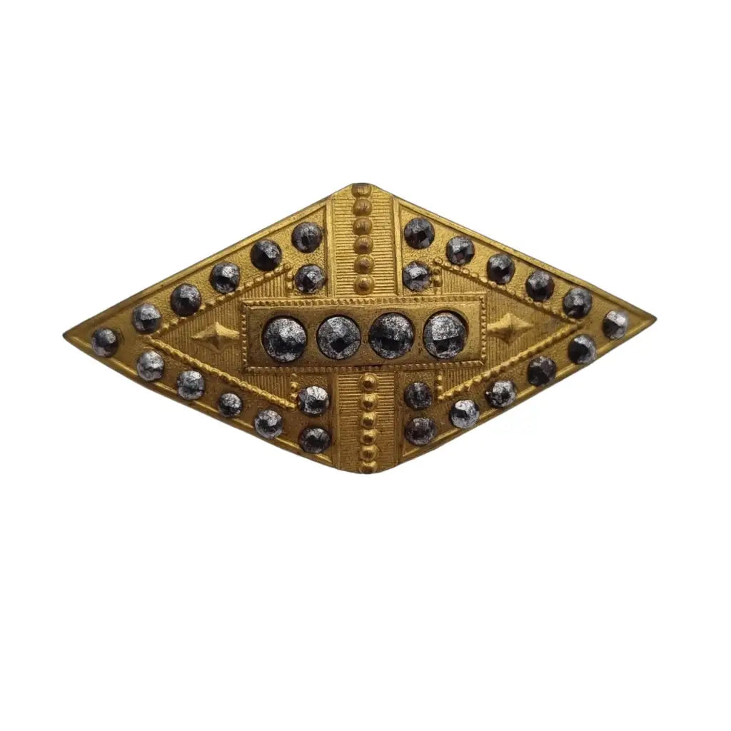 Broche art déco vintage dorado remachado para mujer en forma de diamante.