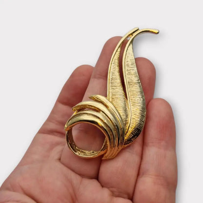 Broche vintage estilo hoja bañado en oro diseño escultórico abstracto