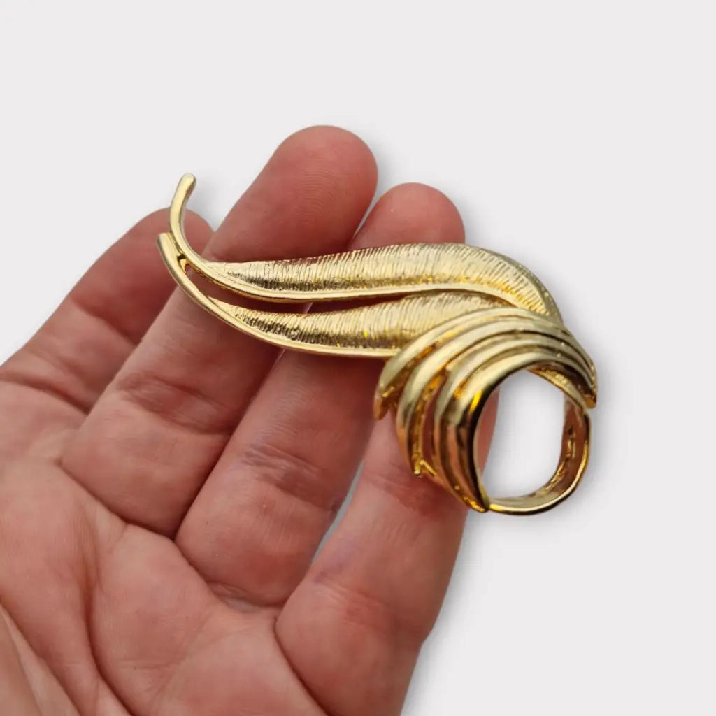 Broche vintage estilo hoja bañado en oro diseño escultórico abstracto