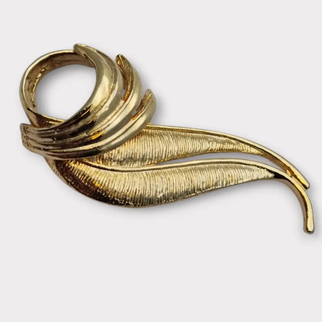Broche vintage estilo hoja bañado en oro diseño escultórico abstracto