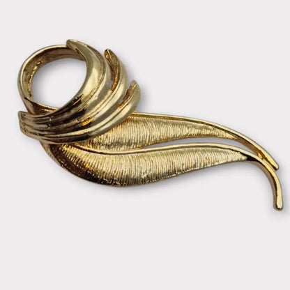 Broche vintage estilo hoja bañado en oro diseño escultórico abstracto