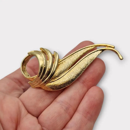 Broche vintage estilo hoja bañado en oro diseño escultórico abstracto