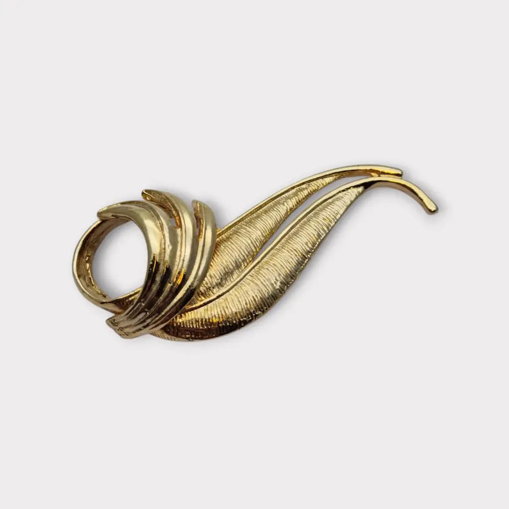 Broche vintage estilo hoja bañado en oro diseño escultórico abstracto