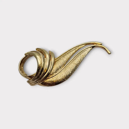 Broche vintage estilo hoja bañado en oro diseño escultórico abstracto