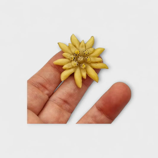 Broche vintage flor edelweiss en celuloide o resina tallado años 30 40 estilo