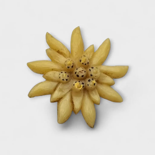 Broche vintage flor edelweiss en celuloide o resina tallado años 30 40 estilo