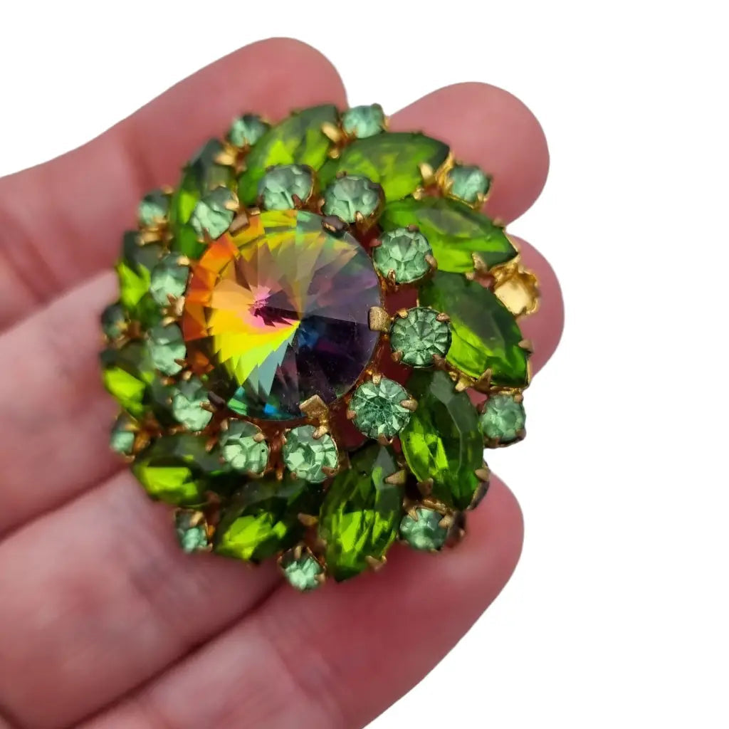 Broche vintage con pedrería verde destellos arcoíris original de los años