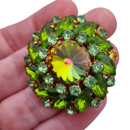 Broche vintage con pedrería verde destellos arcoíris original de los años