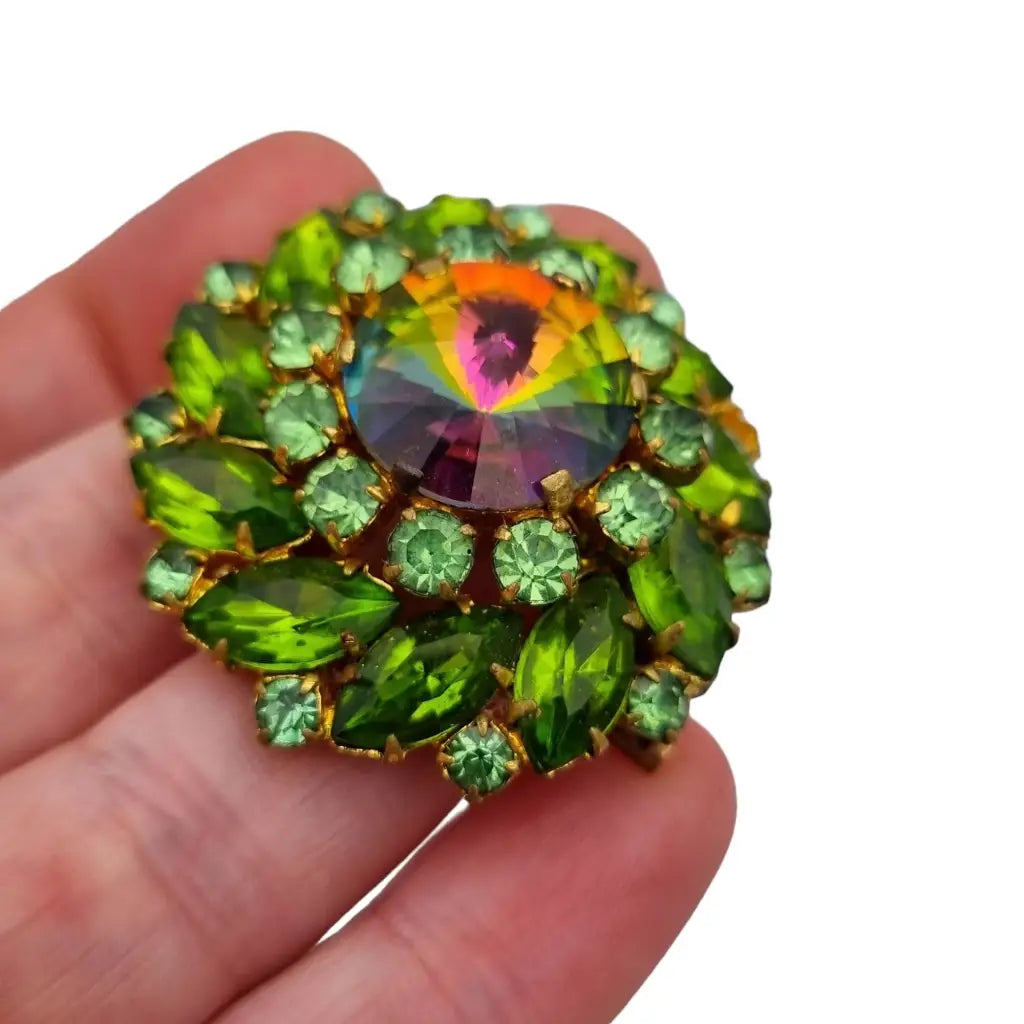 Broche vintage con pedrería verde destellos arcoíris original de los años
