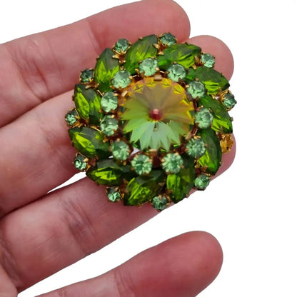Broche vintage con pedrería verde destellos arcoíris original de los años