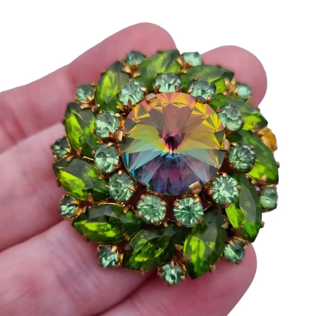 Broche vintage con pedrería verde destellos arcoíris original de los años