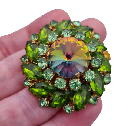 Broche vintage con pedrería verde destellos arcoíris original de los años